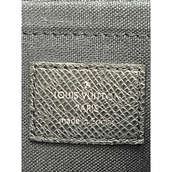 Louis Vuitton Taiga Andrei Messenger Bag Black Dark Gray Crossbody BA3017 France - Picture 3 of 16